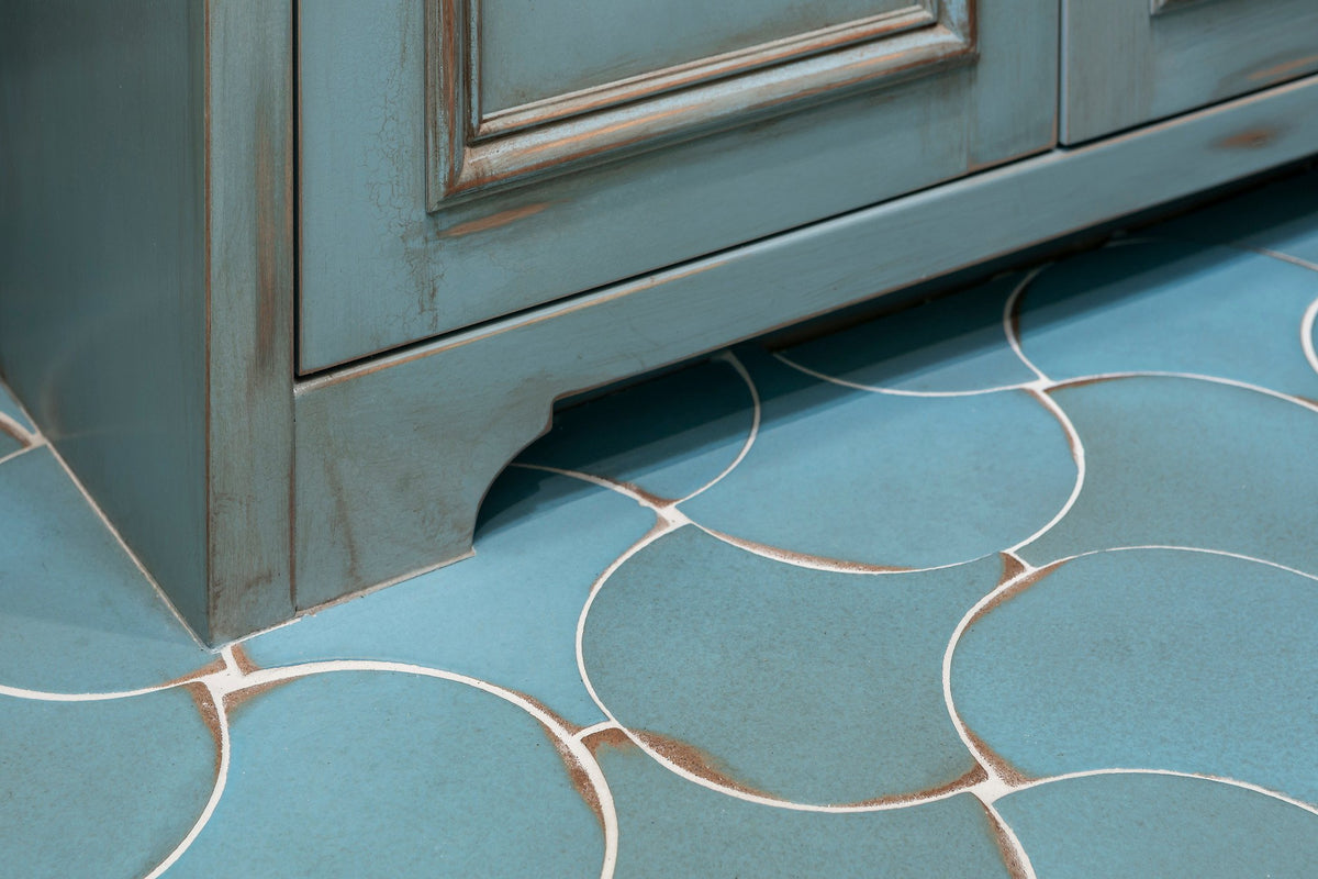 Conche 8" detail by the cabinet