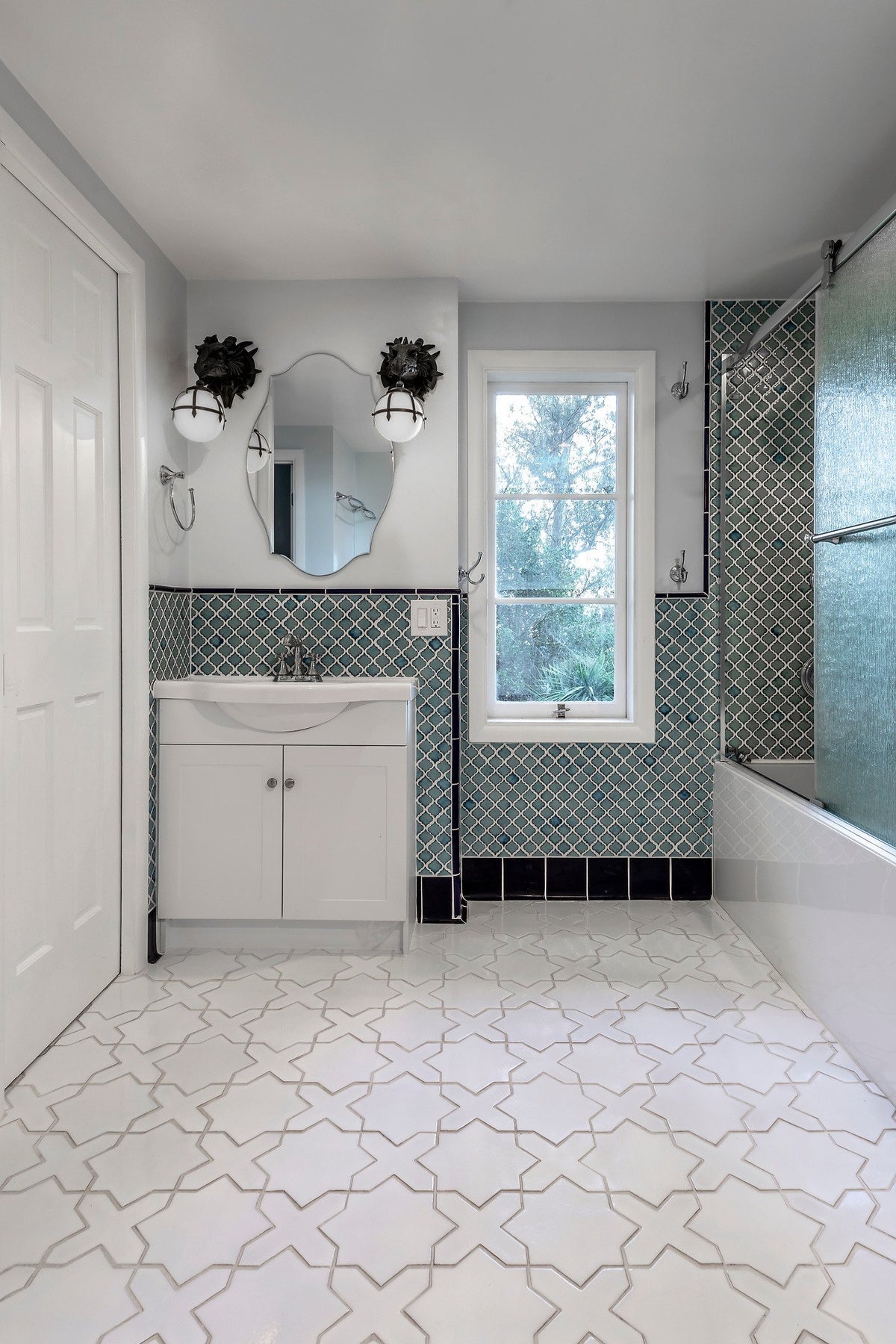 Bathroom with Pure White 2C floor