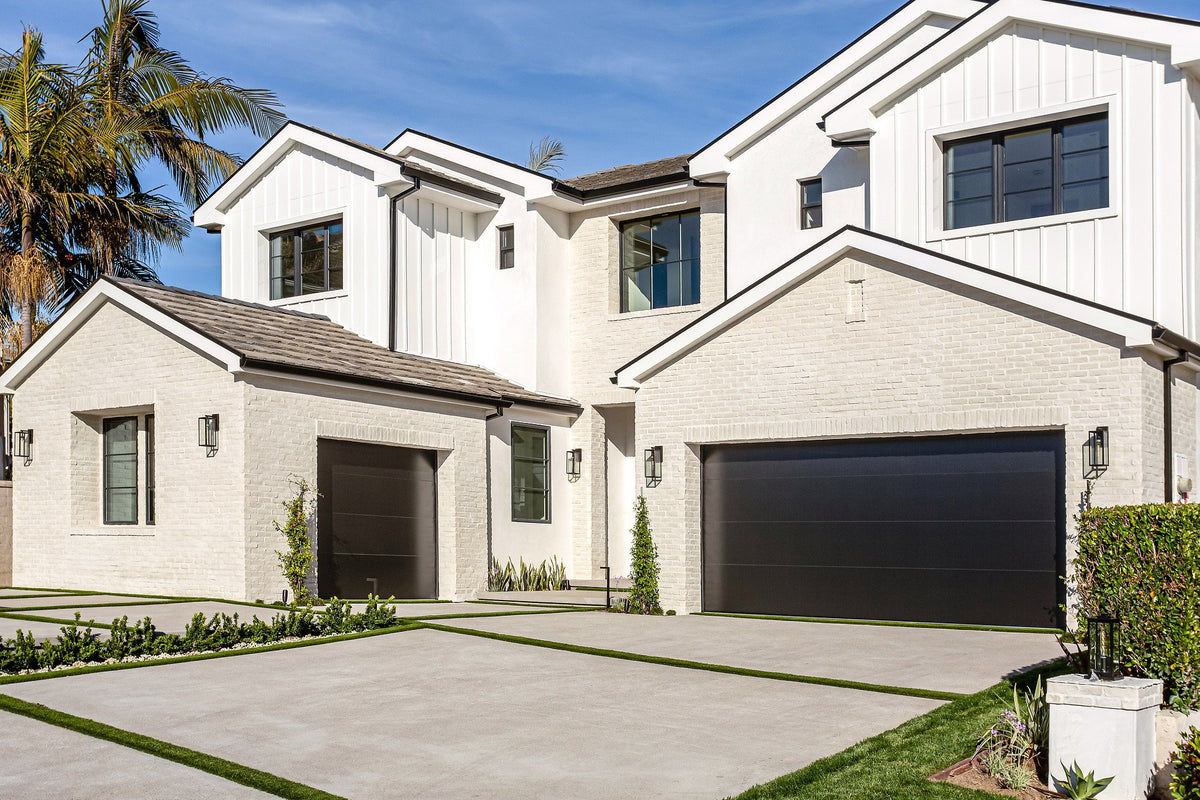 Garage wing in Early Gray brick