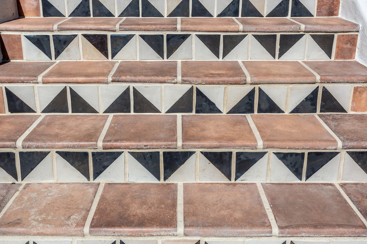 Square treads with triangle-pattern risers
