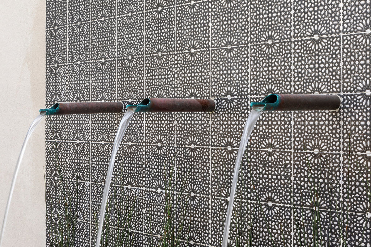 Deco tile behind the spouts