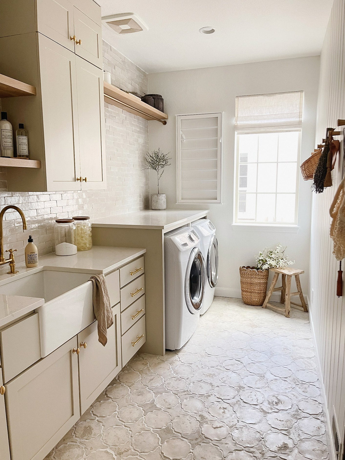 Laundry room with Arabesque 13 floor