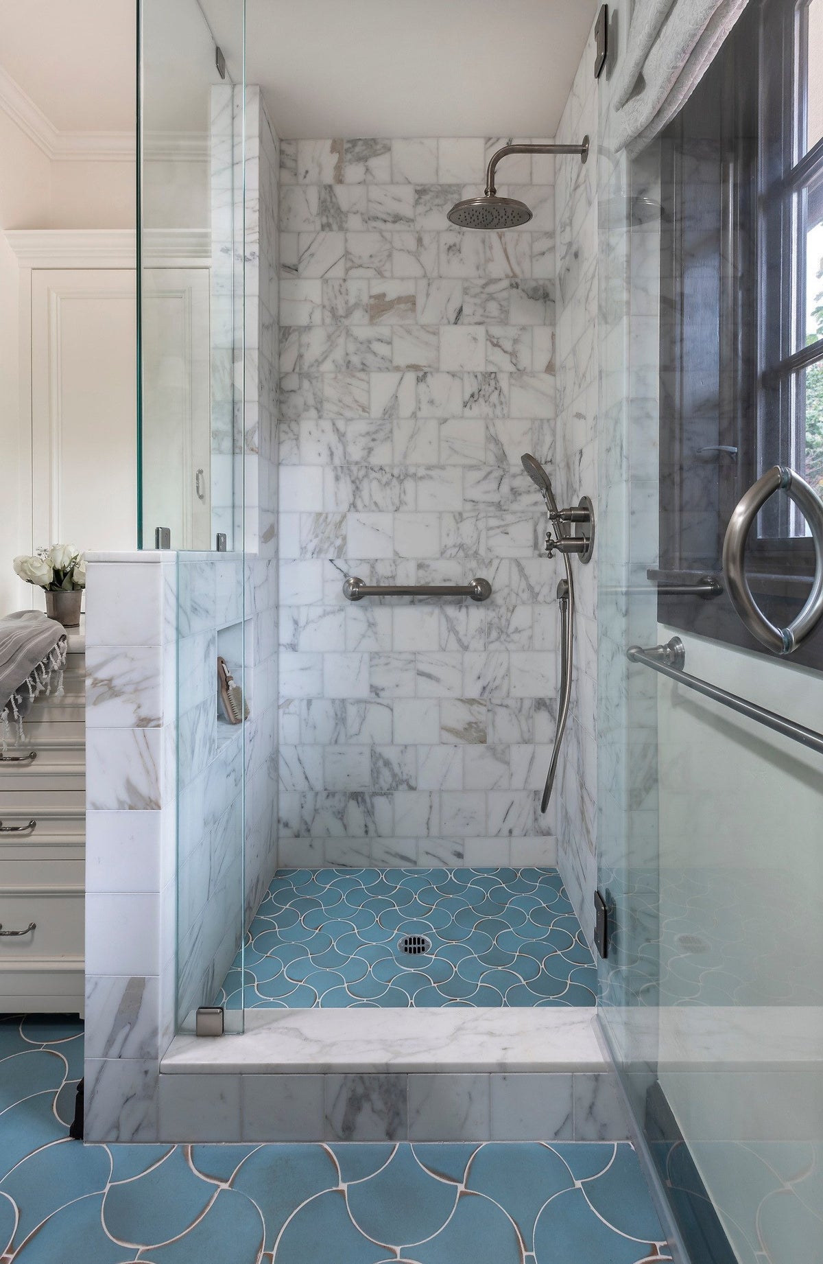 Walk-in shower with Conche floor