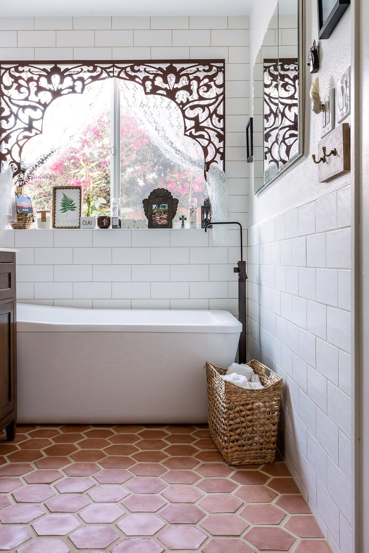 Bathroom with Cotto Gold hexagon floor