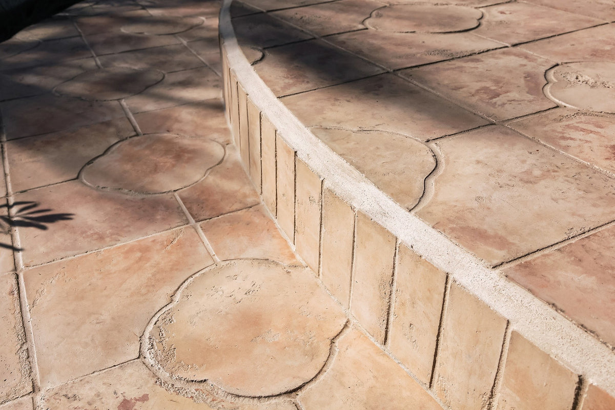 Curved step with Daisy Deco tile