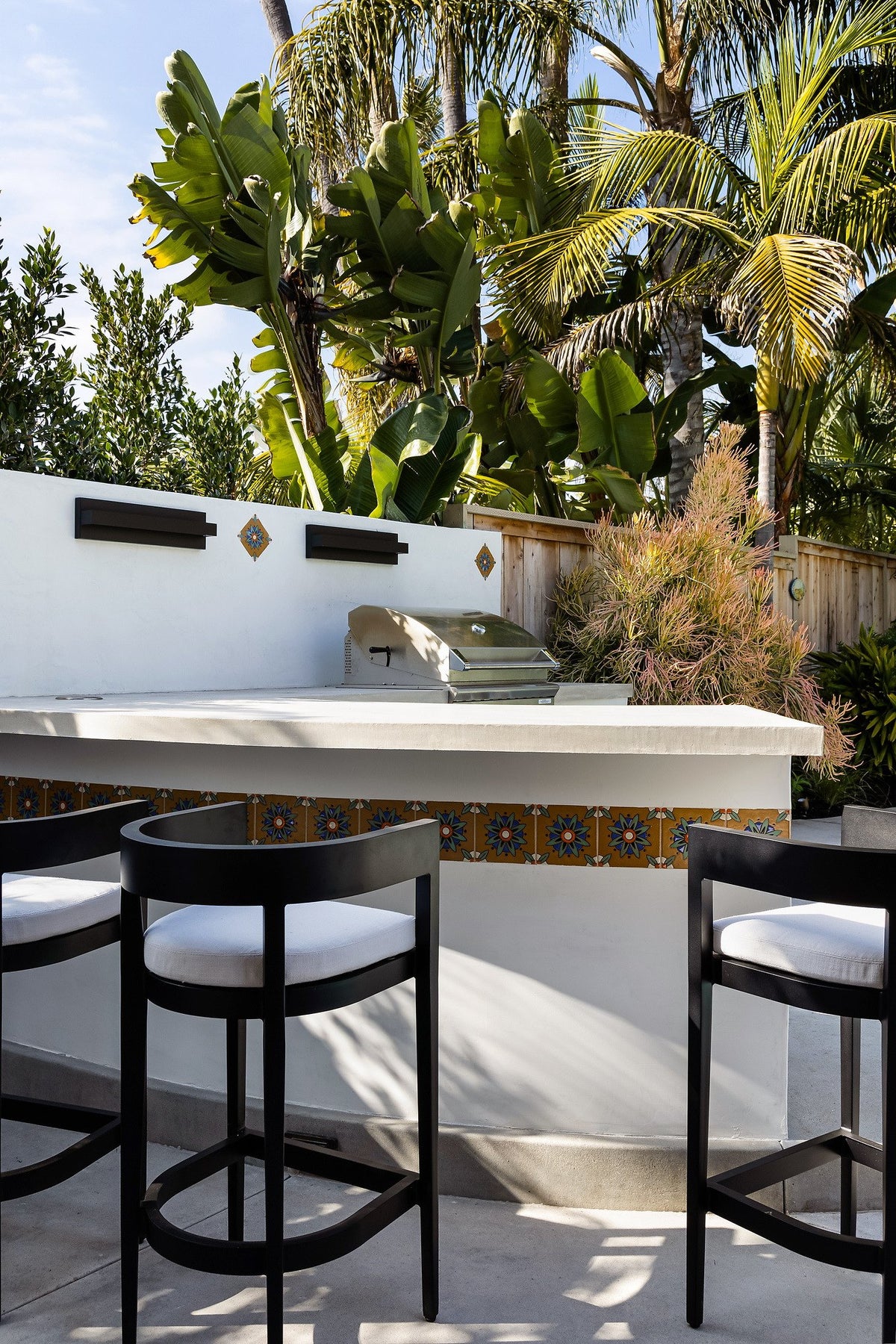 Outdoor bar with deco accents