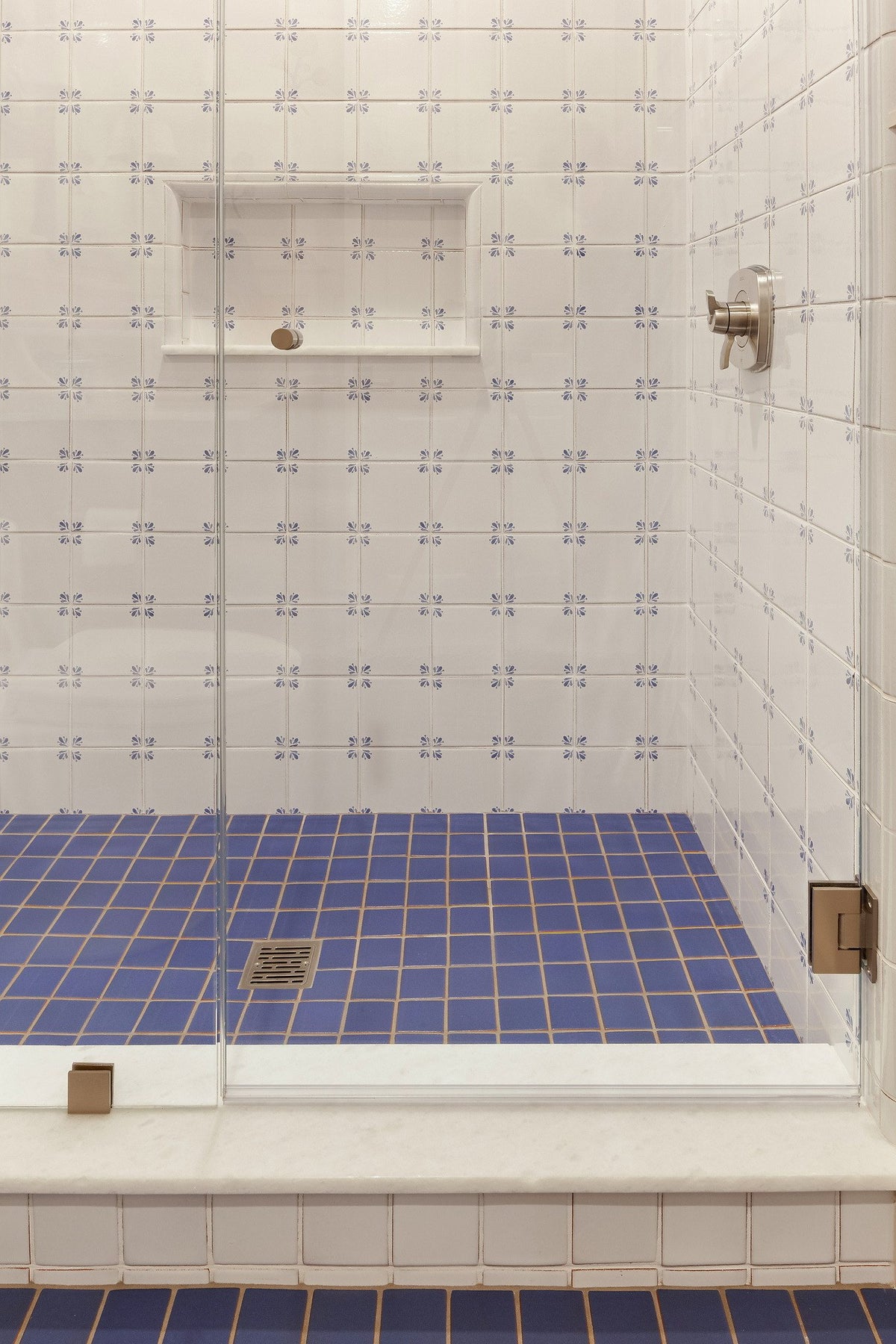 Shower bench and niche
