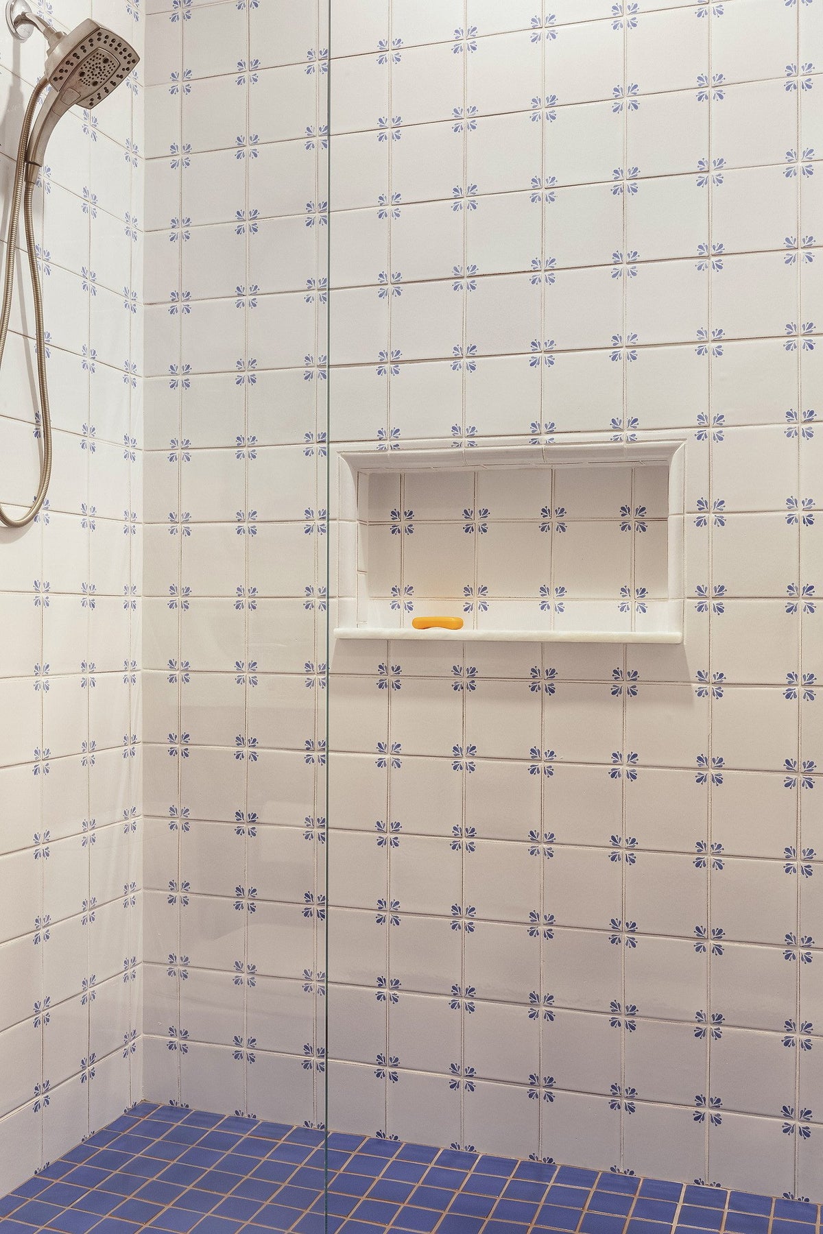 Shower wall and niche