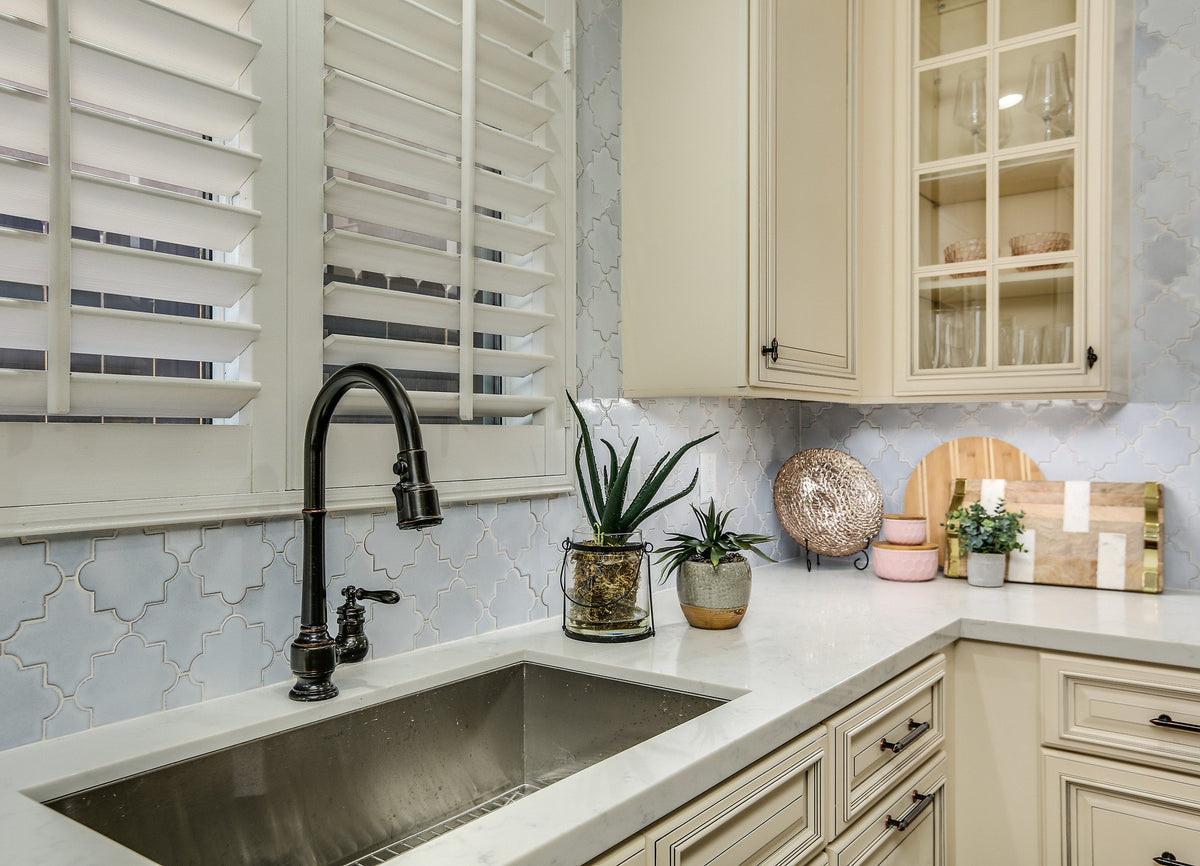Great White arabesque at the sink