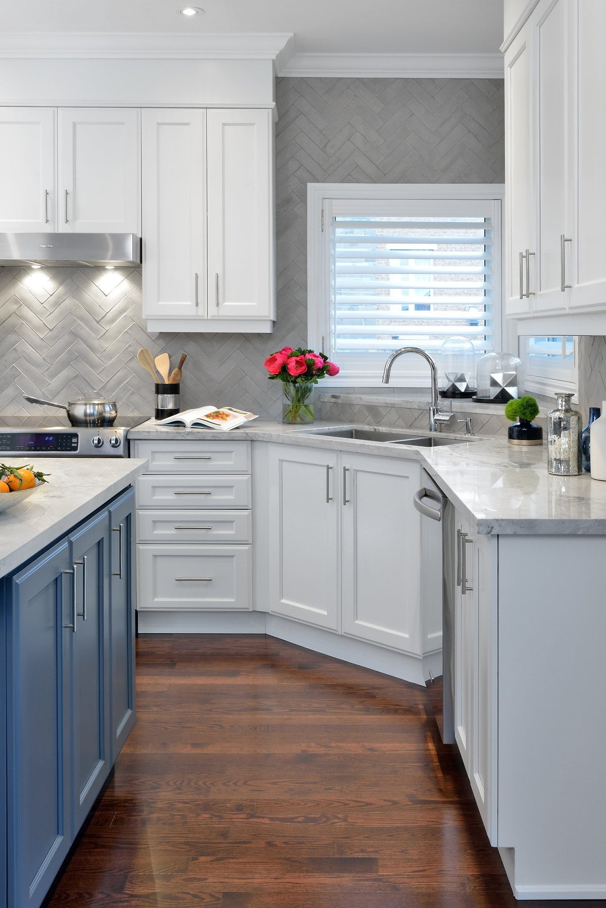 Backsplash wrapping the sink window