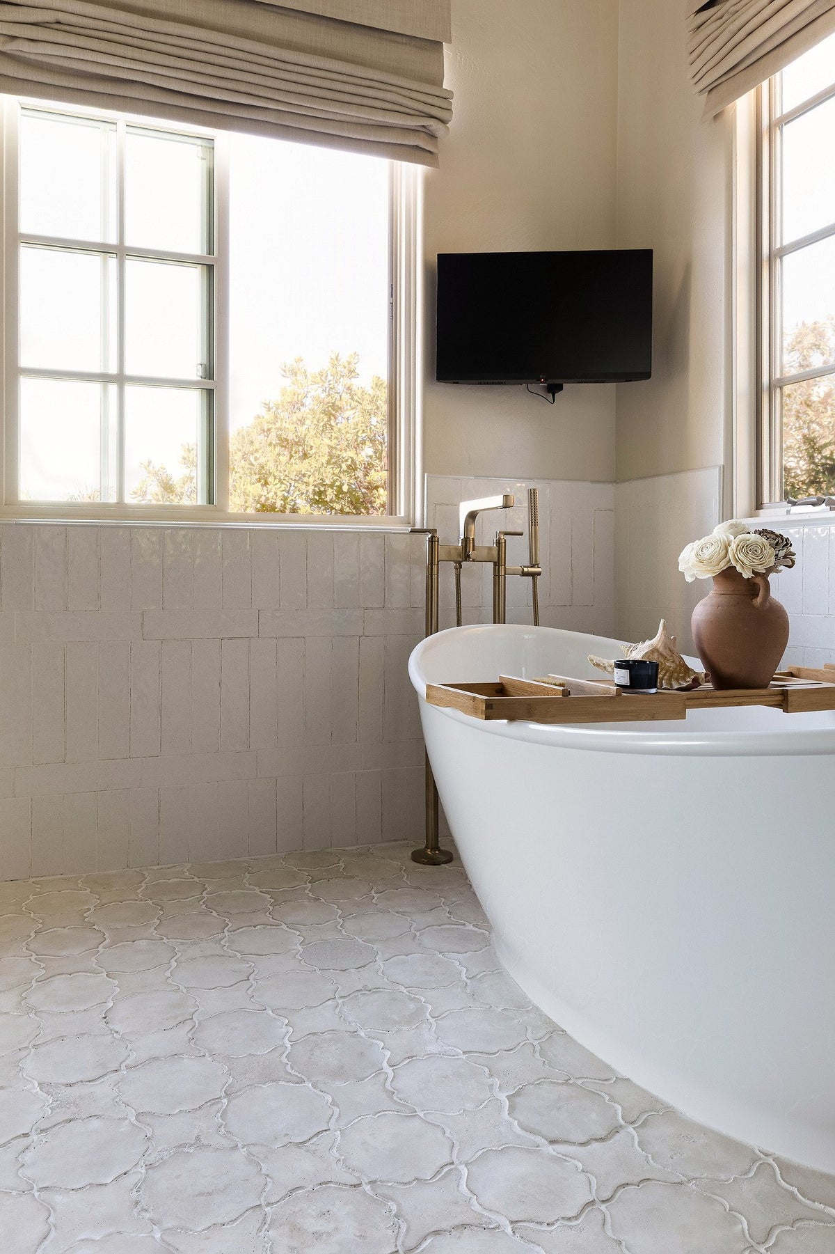 Arabesque floor beside the tub