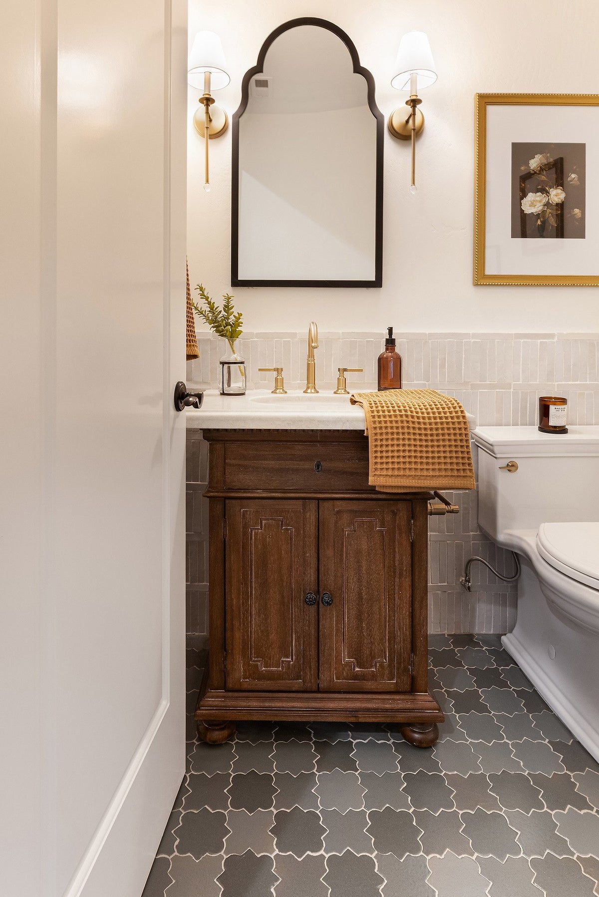 Powder bath seen from the doorway