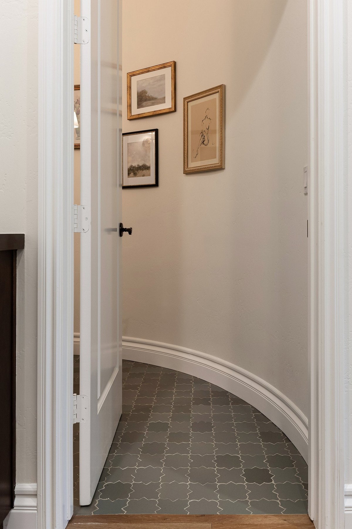 Curved hall floor in Tahitian Pearl