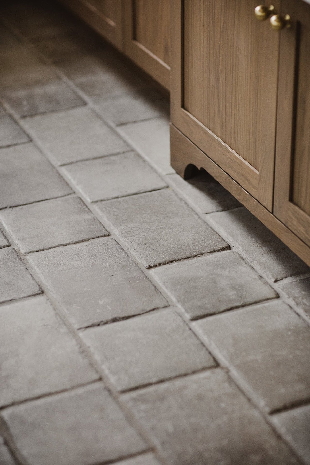 Tumbled edges of Kronos Crema