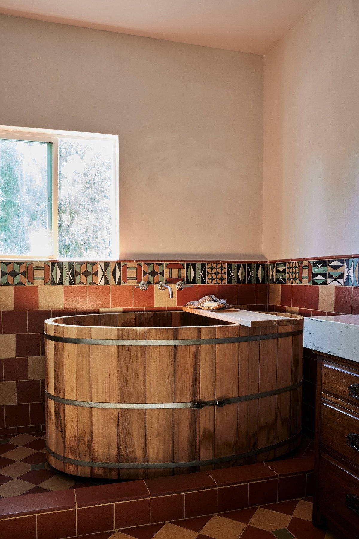 Tub surround in Monrovia Red