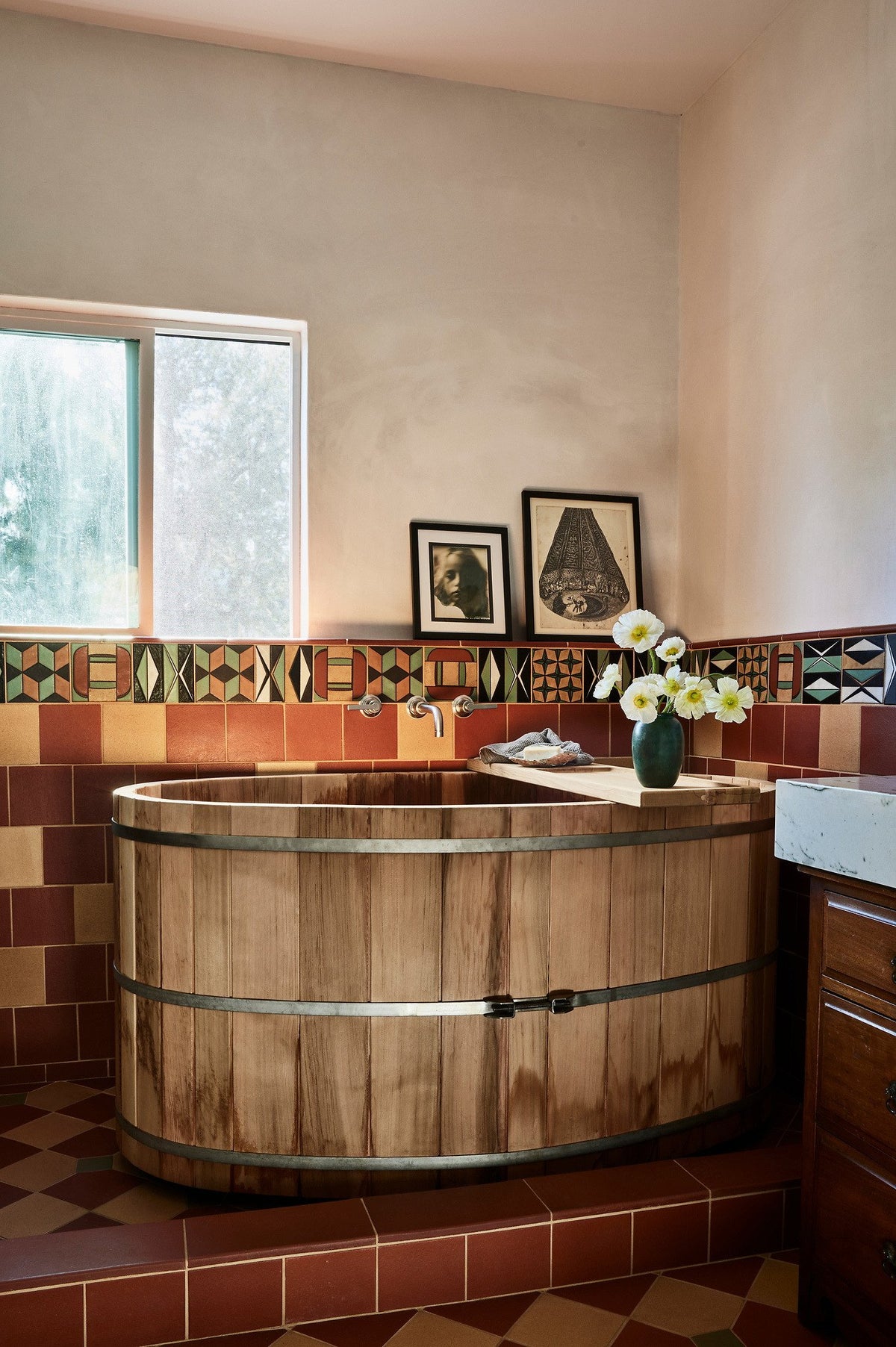 Deco border above the soaking tub