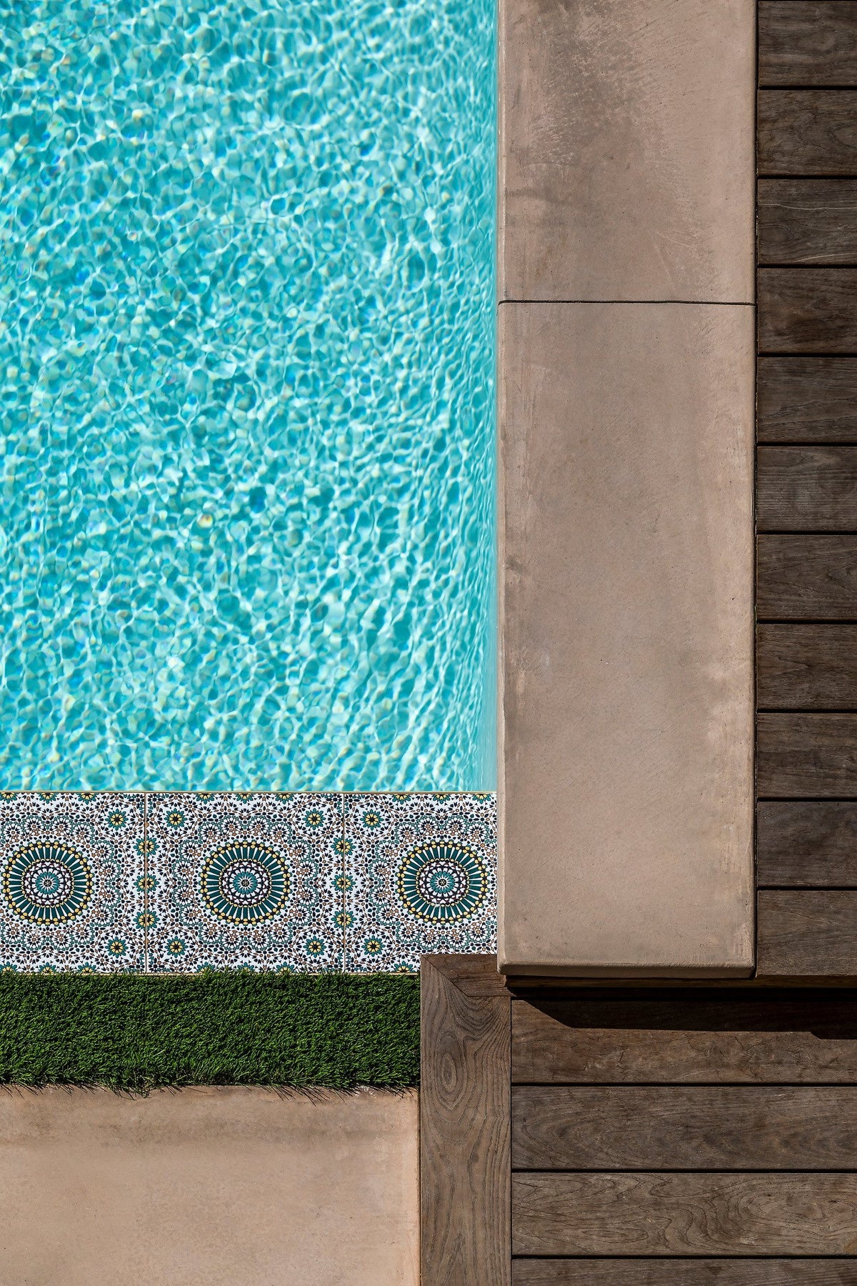 Pool corner with deco tile
