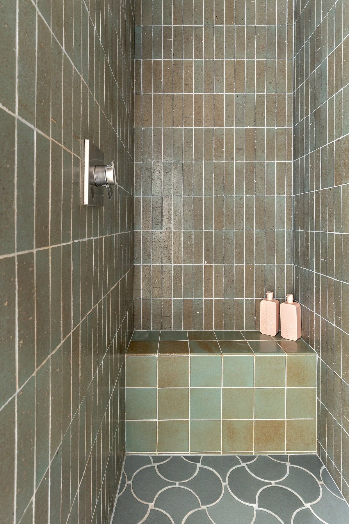 Shower bench in soldiered glazed brick