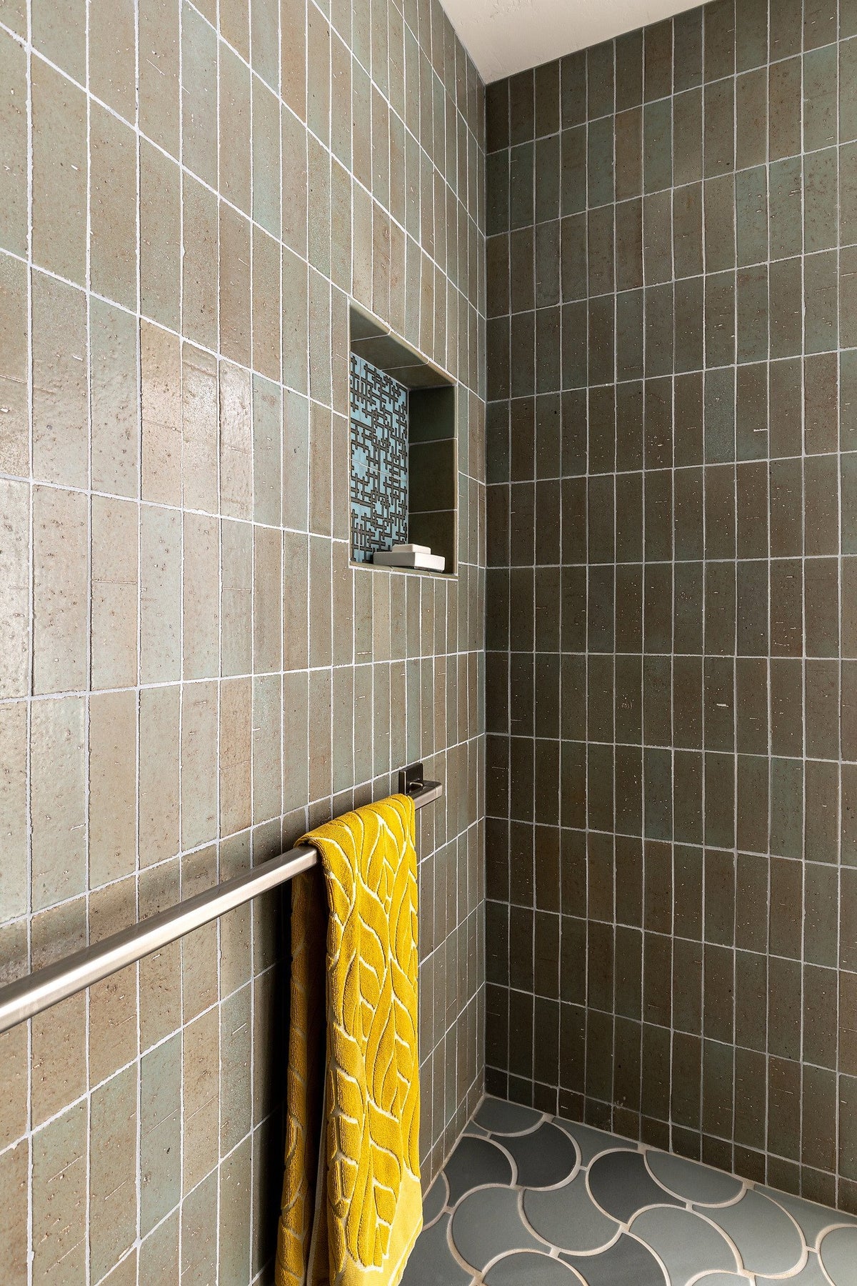 Vertical brick lines in the shower
