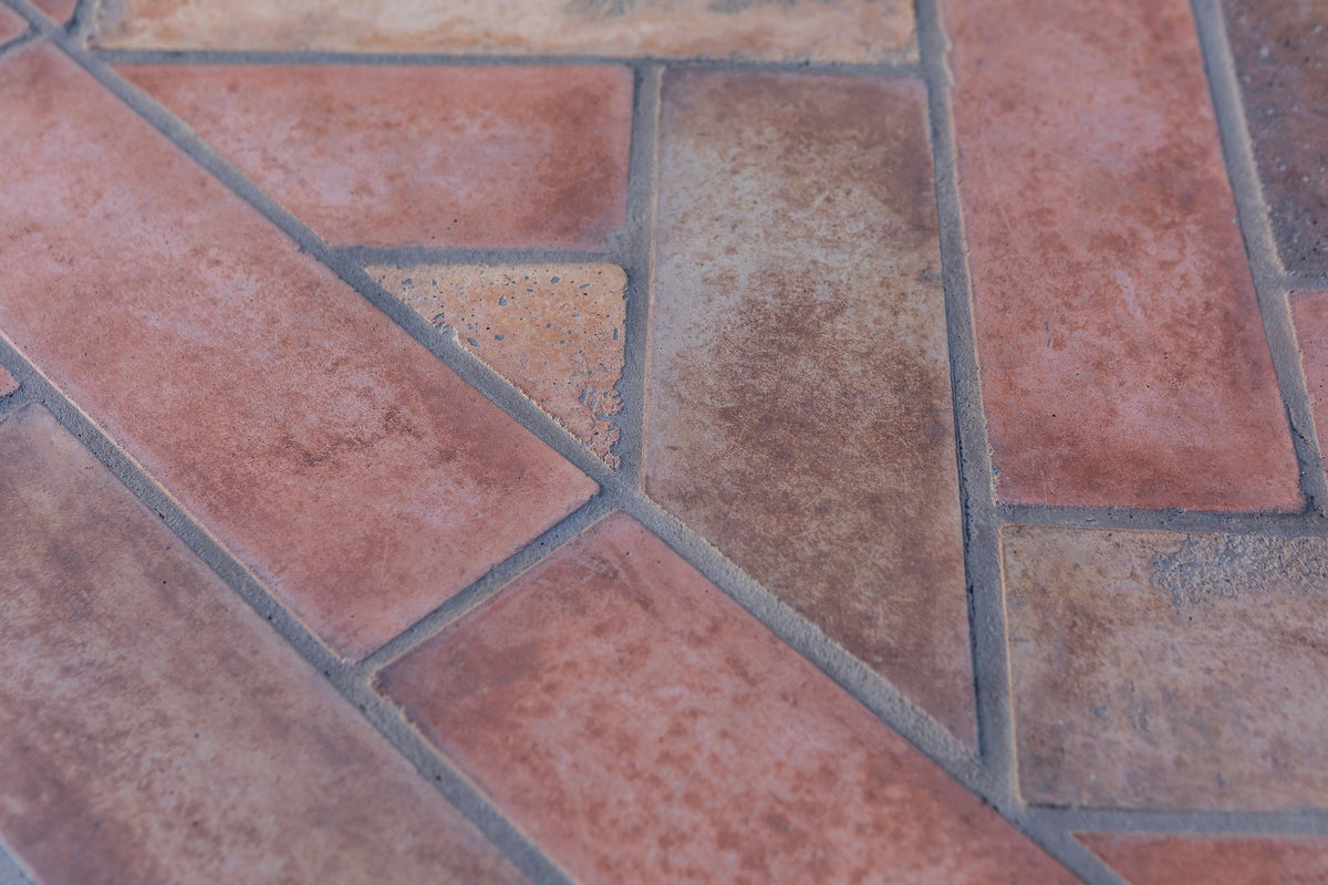 Soldier border and herringbone detail