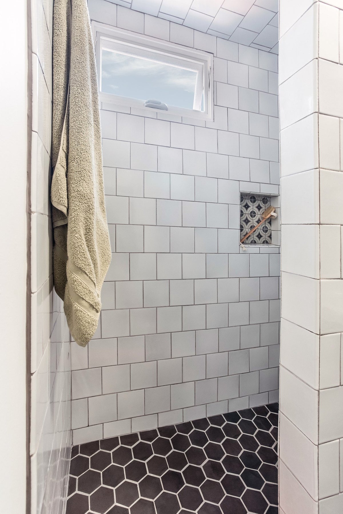 Floor-to-ceiling Pure White shower