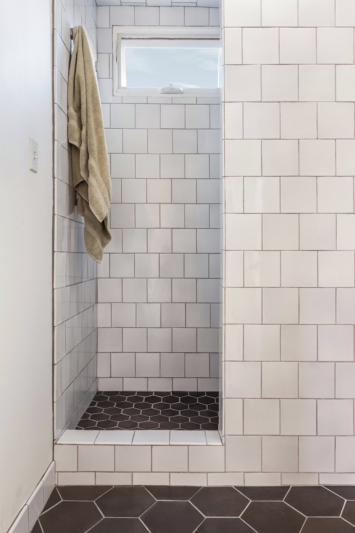 Hexagon shower floor in May Gray