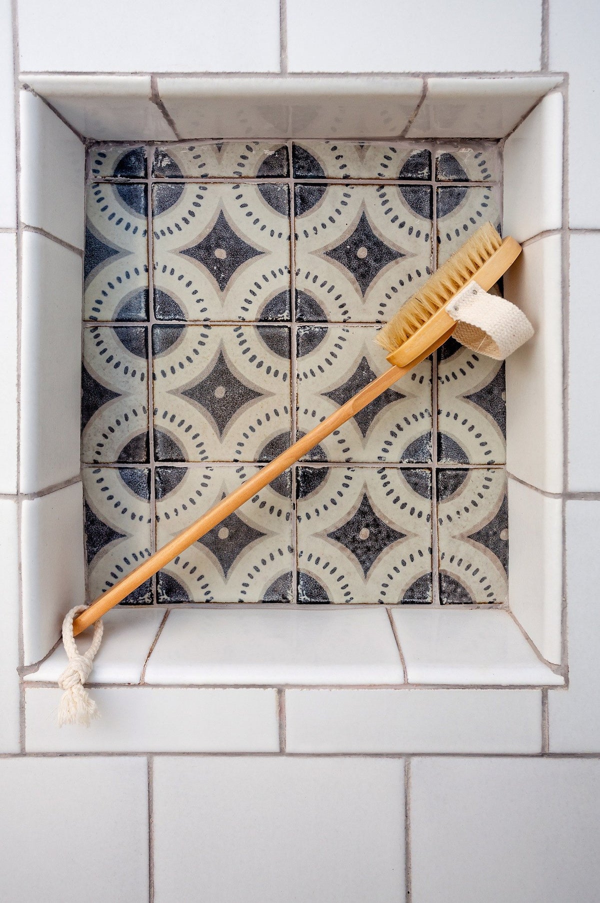 Patterned deco tile in shower niche