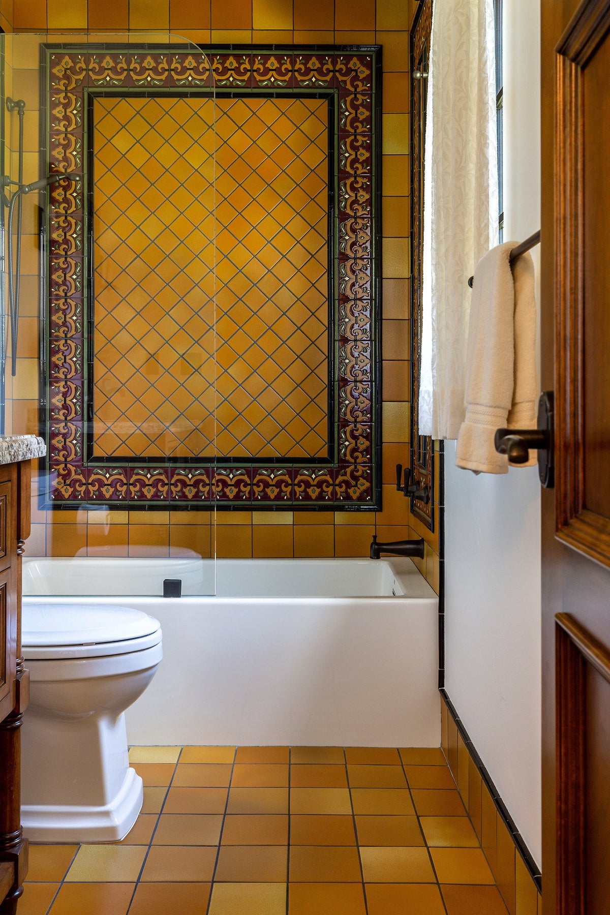 Bath with diagonal tile and deco frame