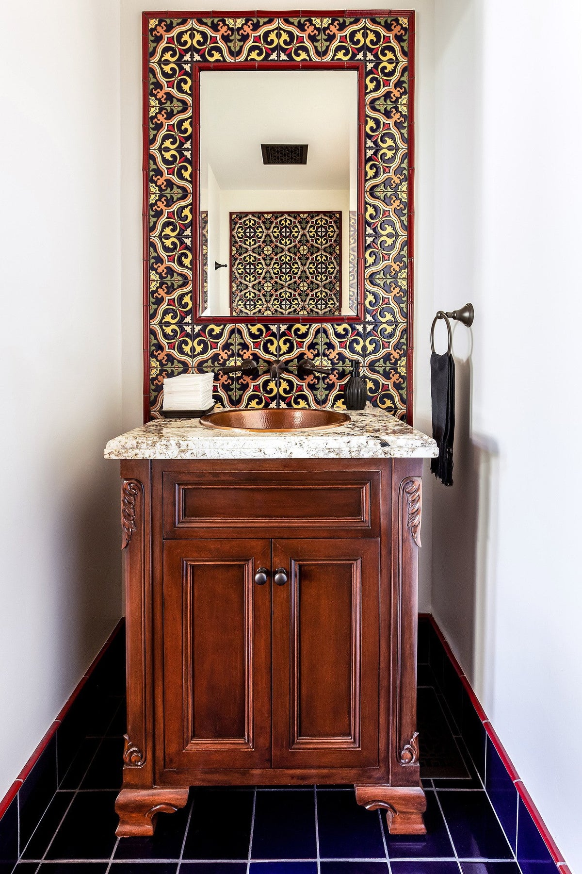Powder room in Midnight Blue and deco