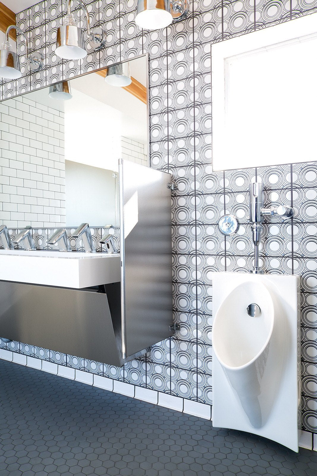 Urinal wall in Rings deco tile