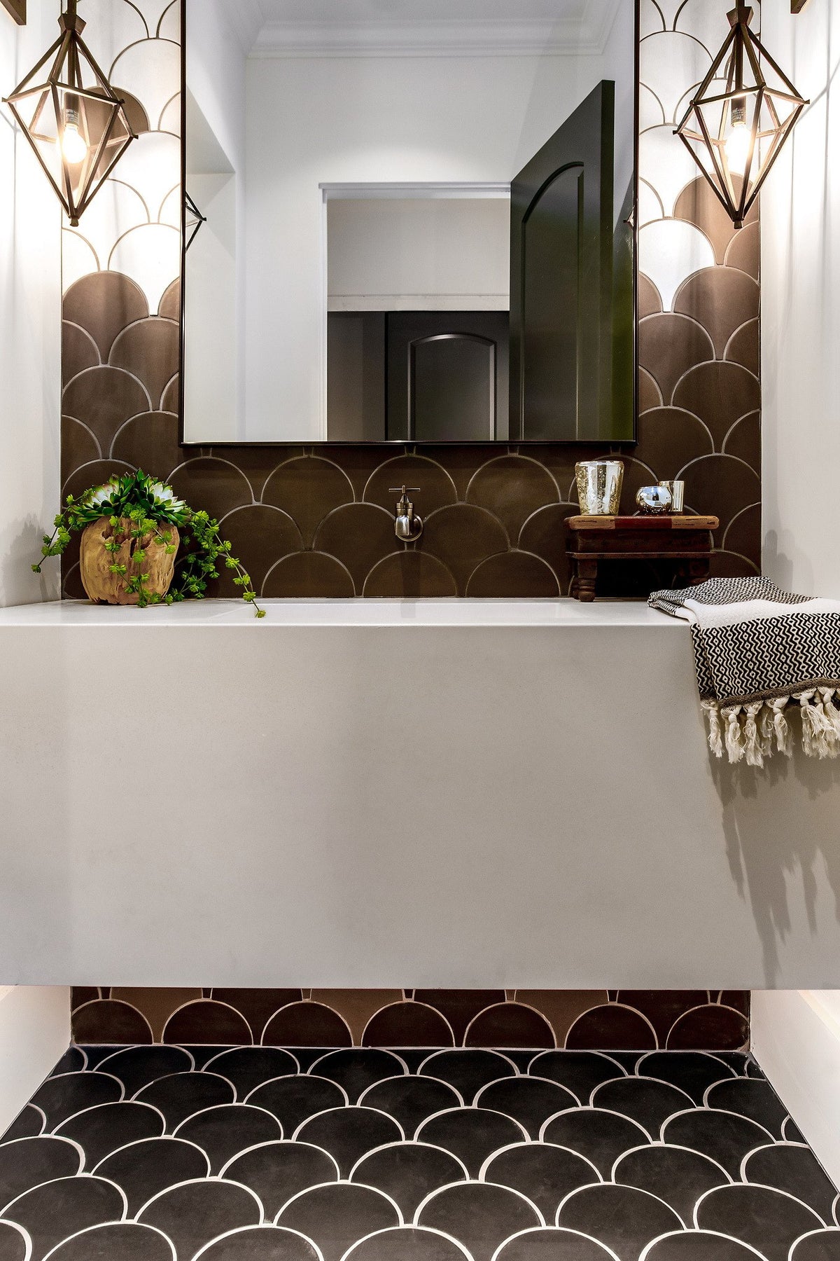 Powder bath with black Conche floor