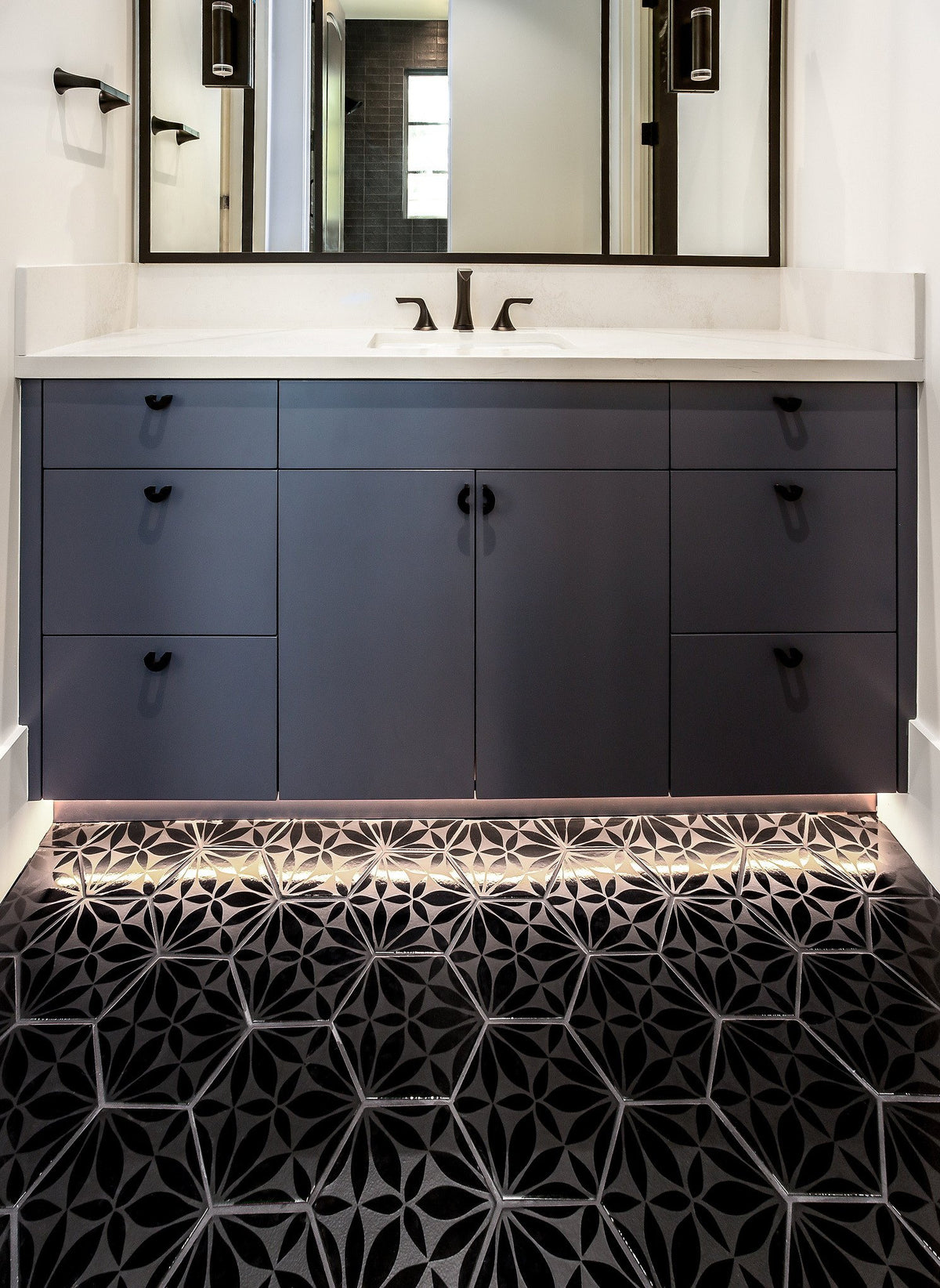 Bath with Silk Road hexagon floor