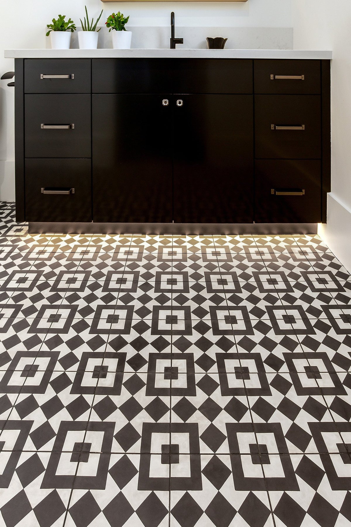 Black and white Indochine floor