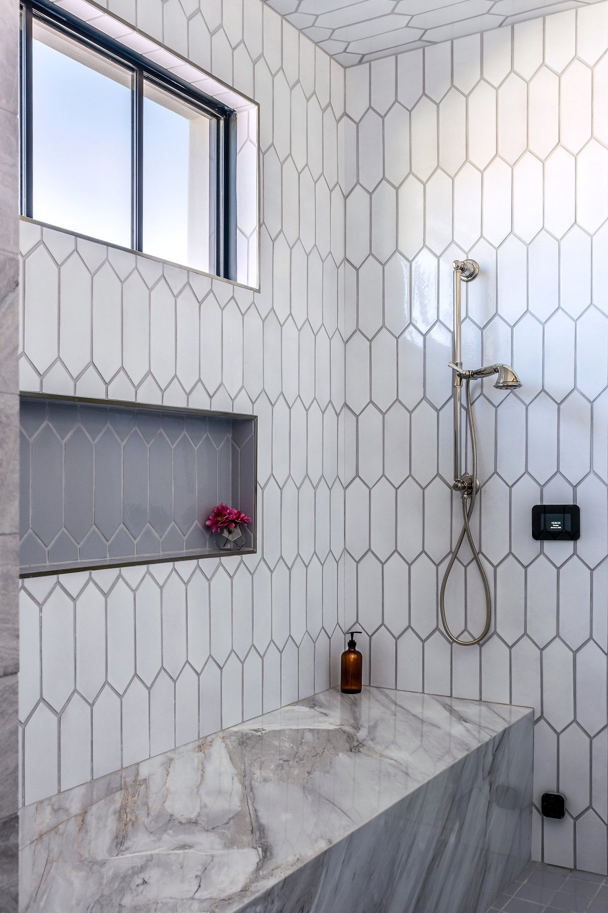 Shower in Pure White Picket