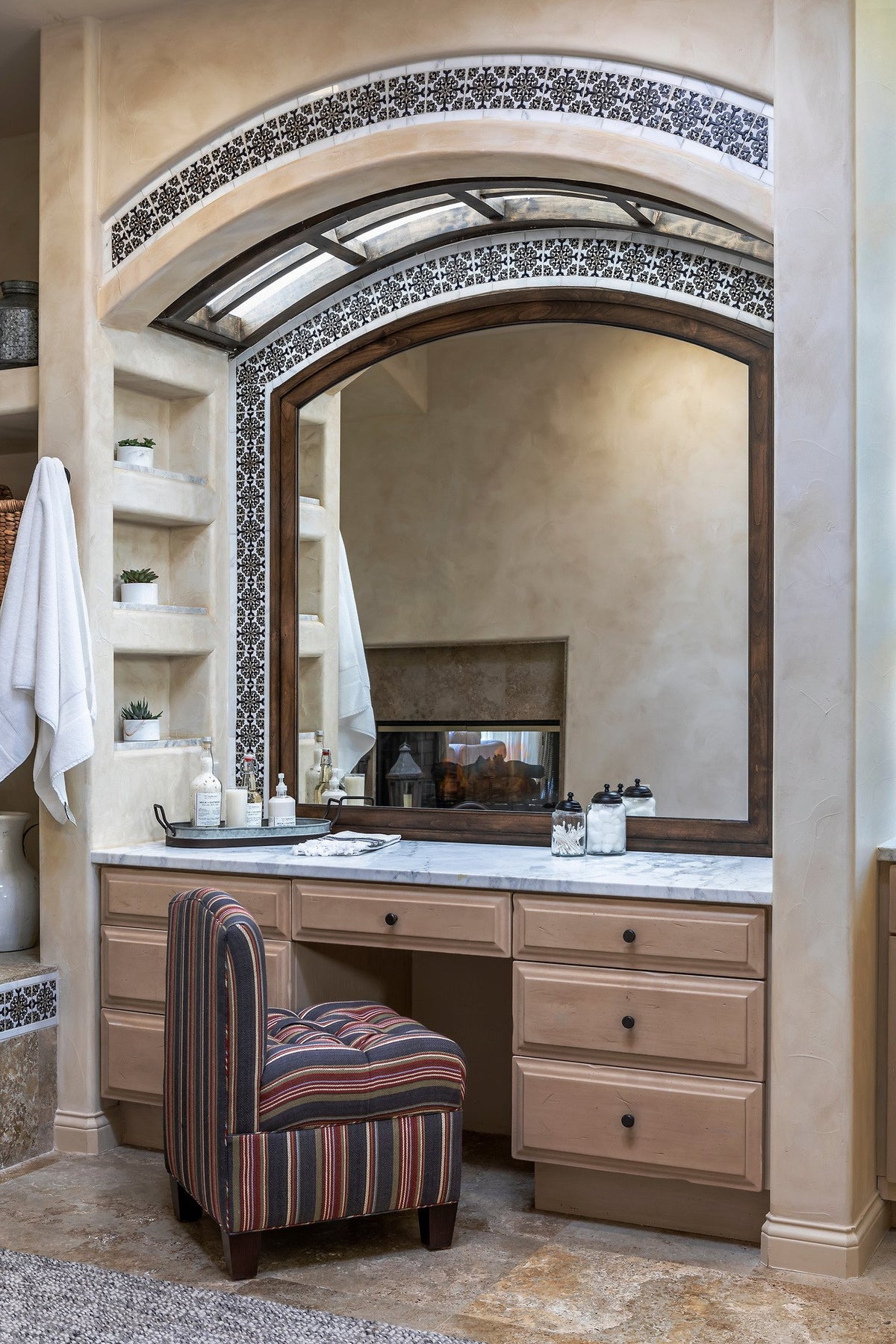 Arched vanity alcove with deco border