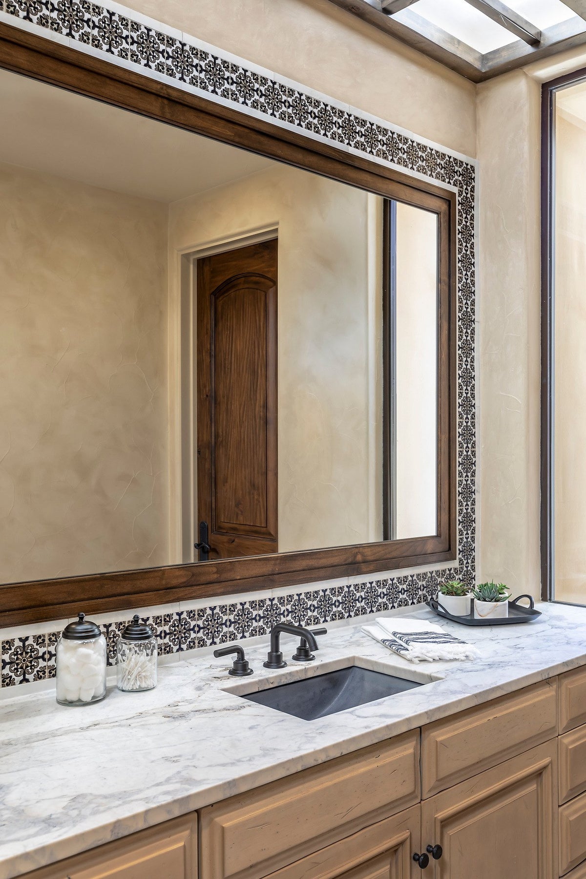 Deco border around the vanity mirror