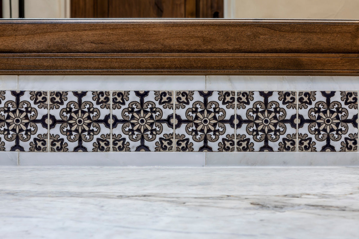Close-up of 4-inch deco border