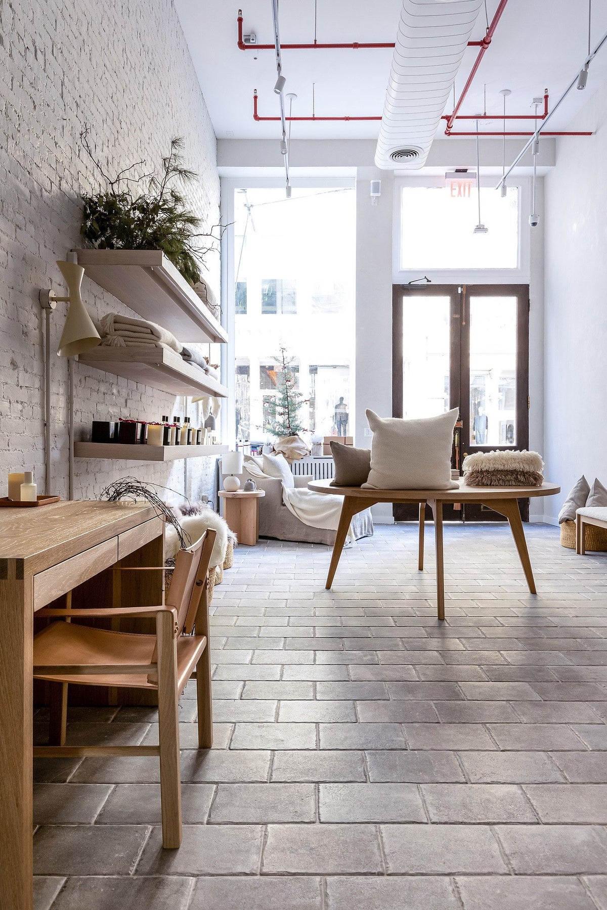 Shop floor in Grigio porcelain