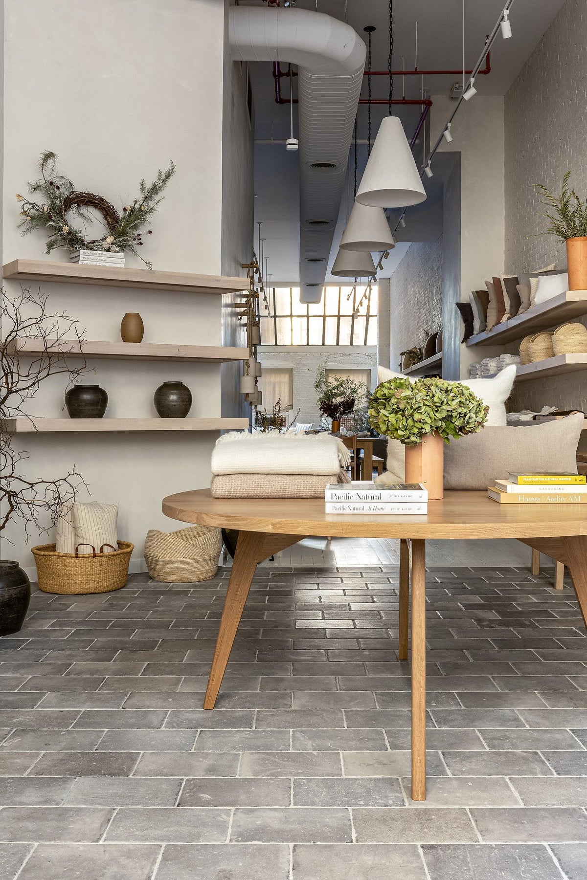 Display table on Italian porcelain