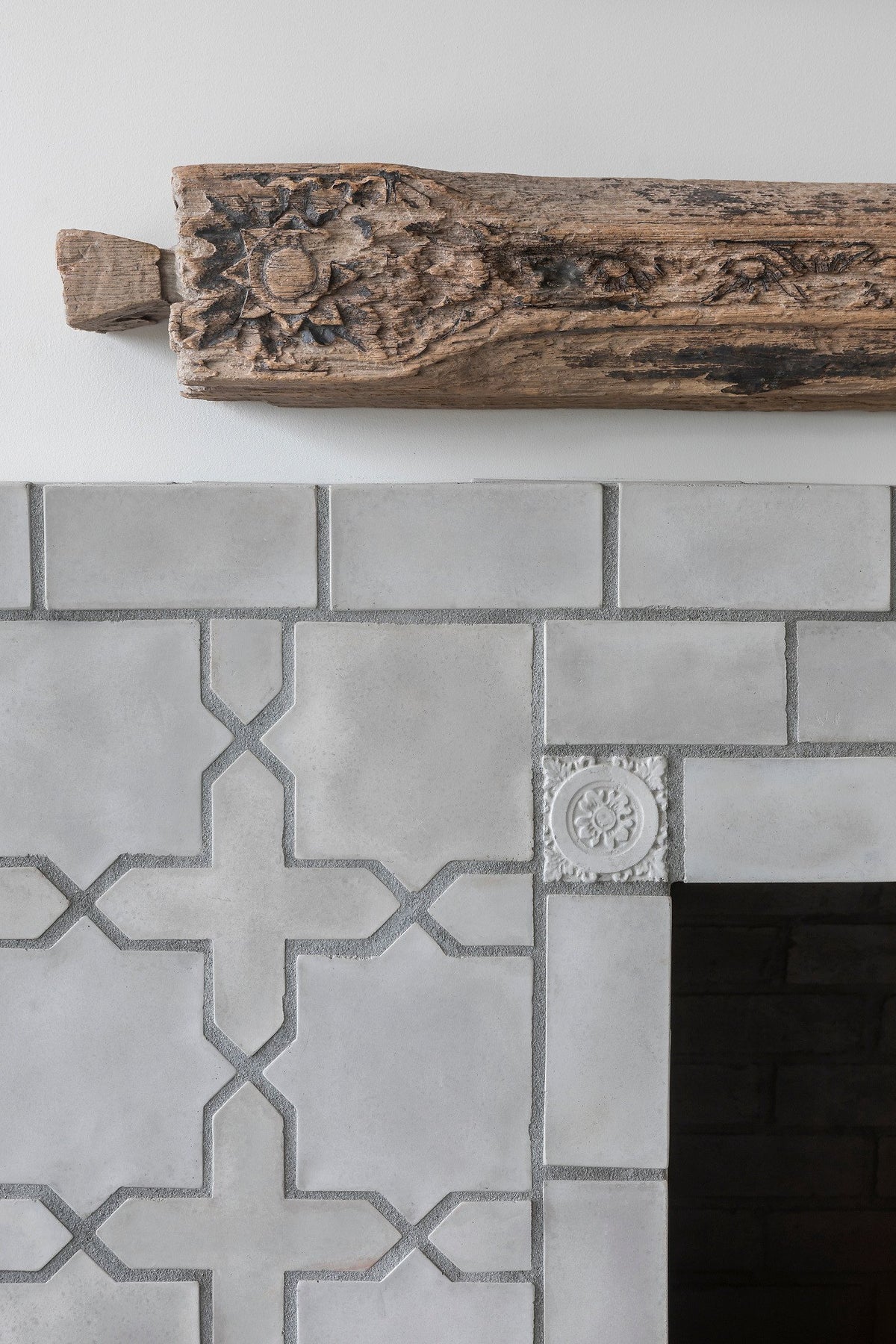 Rosette corner deco at the firebox