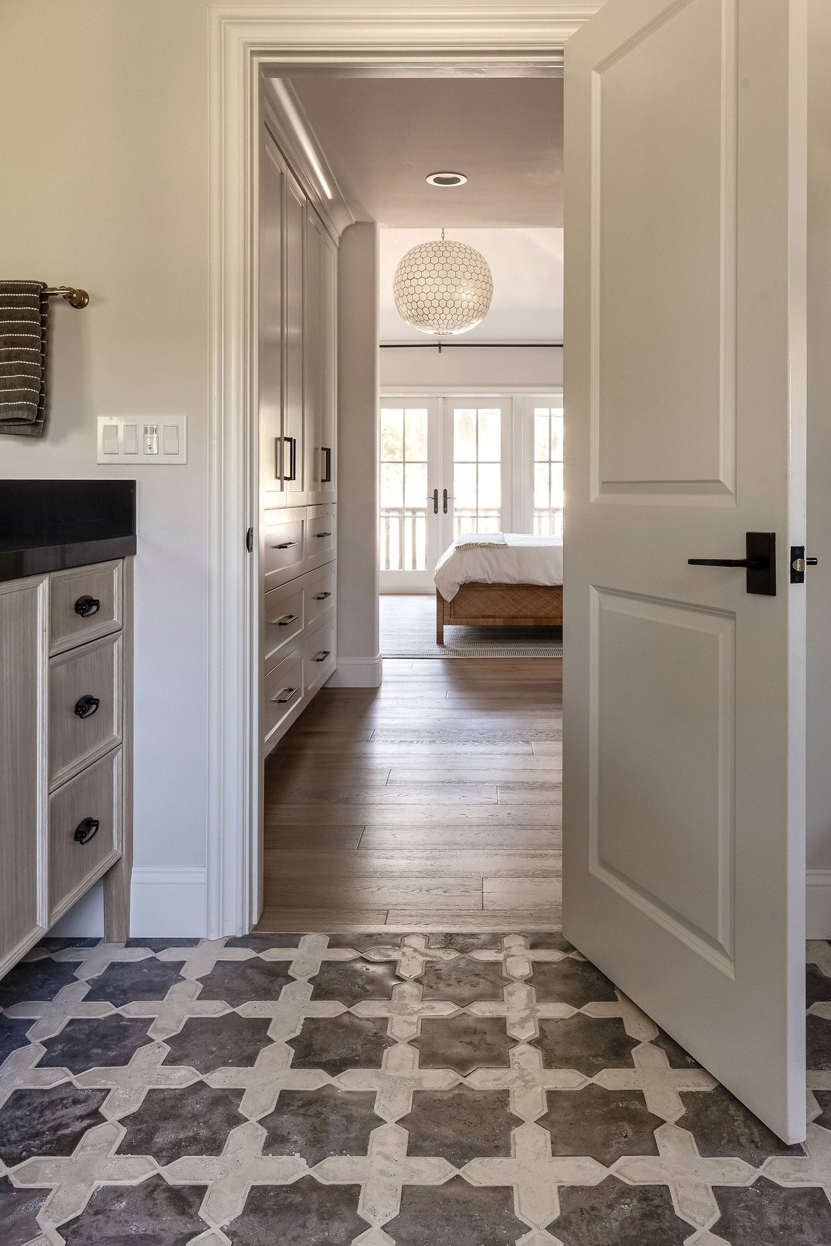 Arabesque floor at the bath doorway