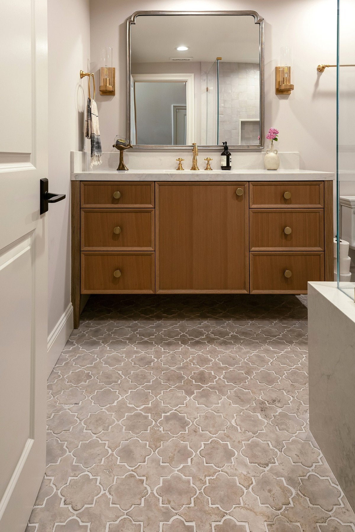 Guest bath with Arabesque 8C floor