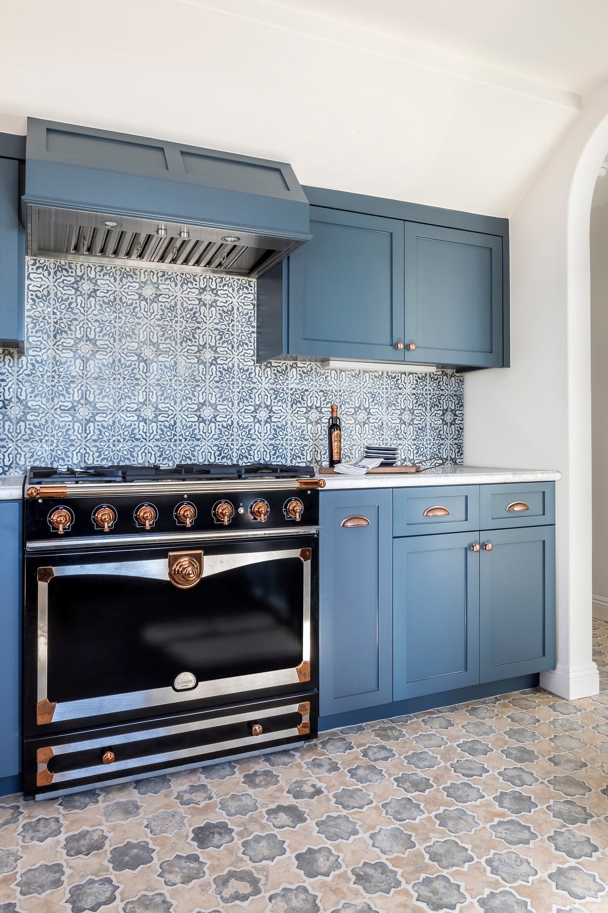 Range wall above Arabesque floor