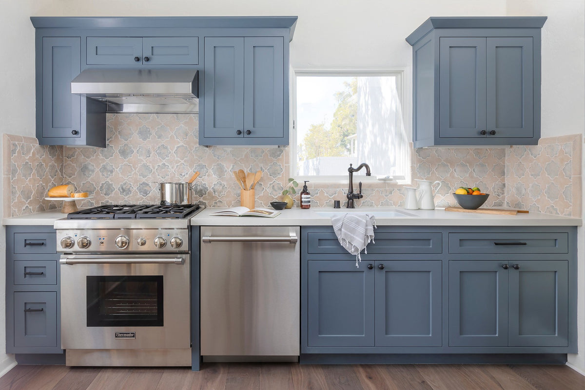 Kitchen with Arabesque 8C backsplash