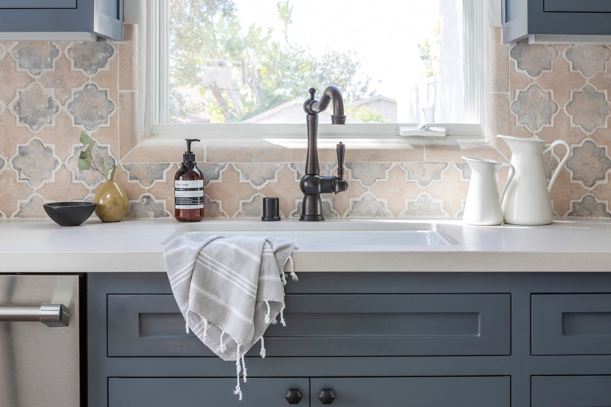 Sink wall with Arabesque 8C tile