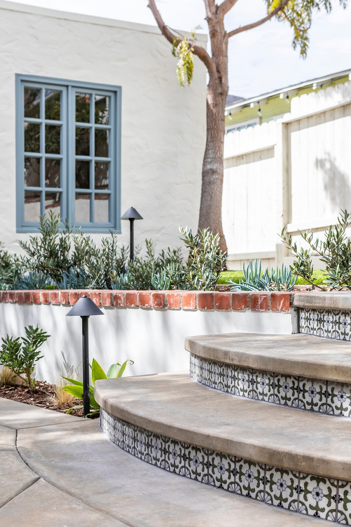 Curved exterior stairs and planters
