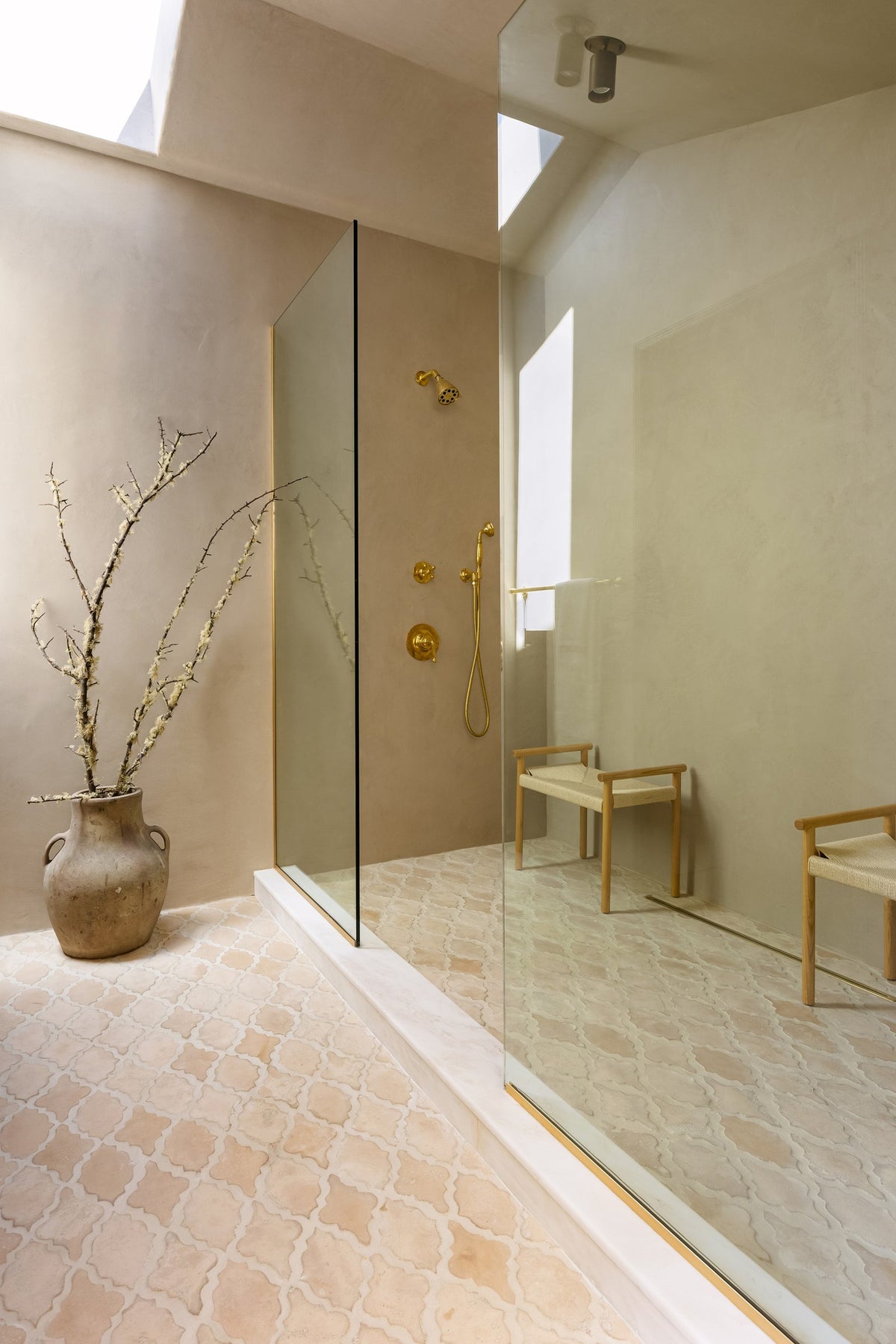 Bathroom with Arabesque Pattern 12 floor