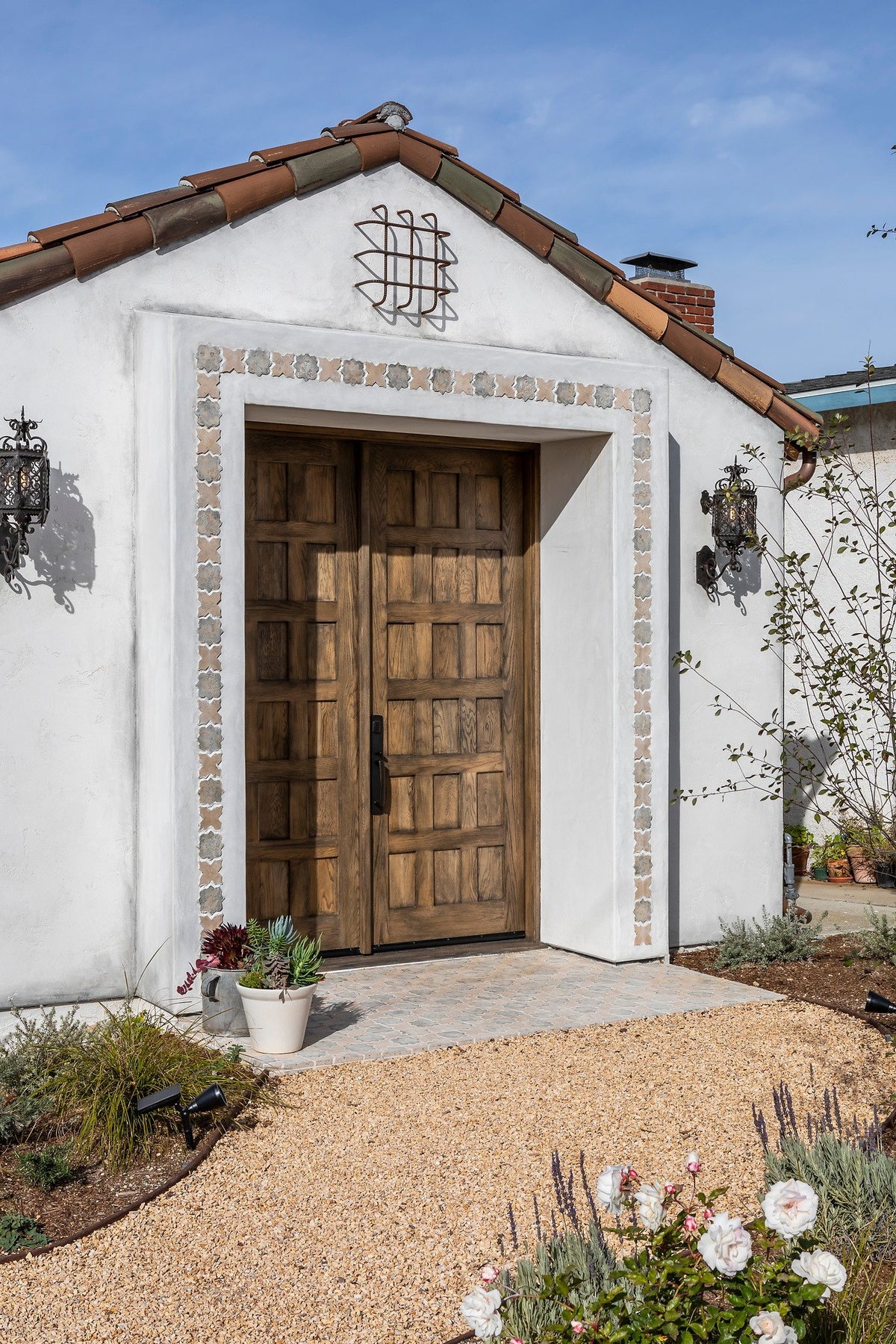 Front door with Arabesque 8C surround