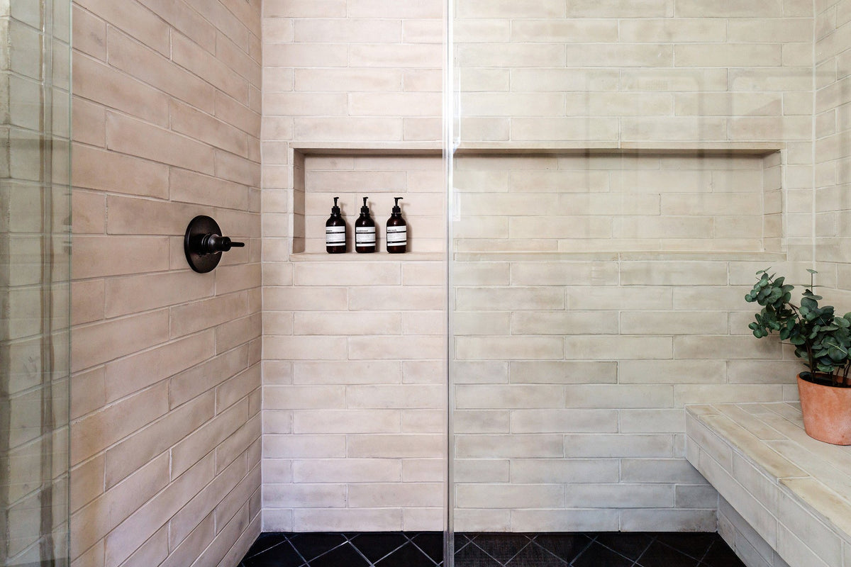 Shower in Artillo 4x16 Early Gray