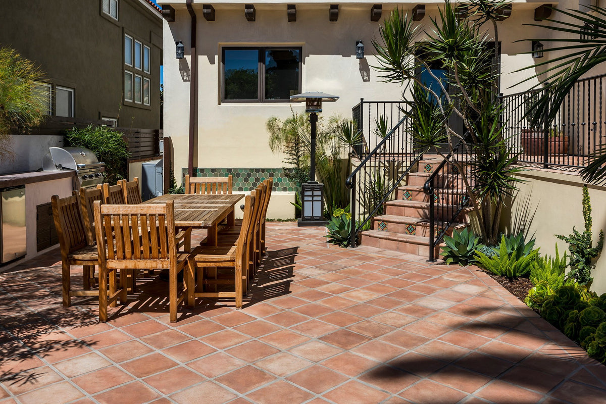 Patio dining on Artillo 12in Cafe Olay